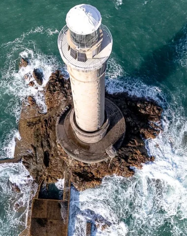 Lumière furtive : le Cotentin et ses phares