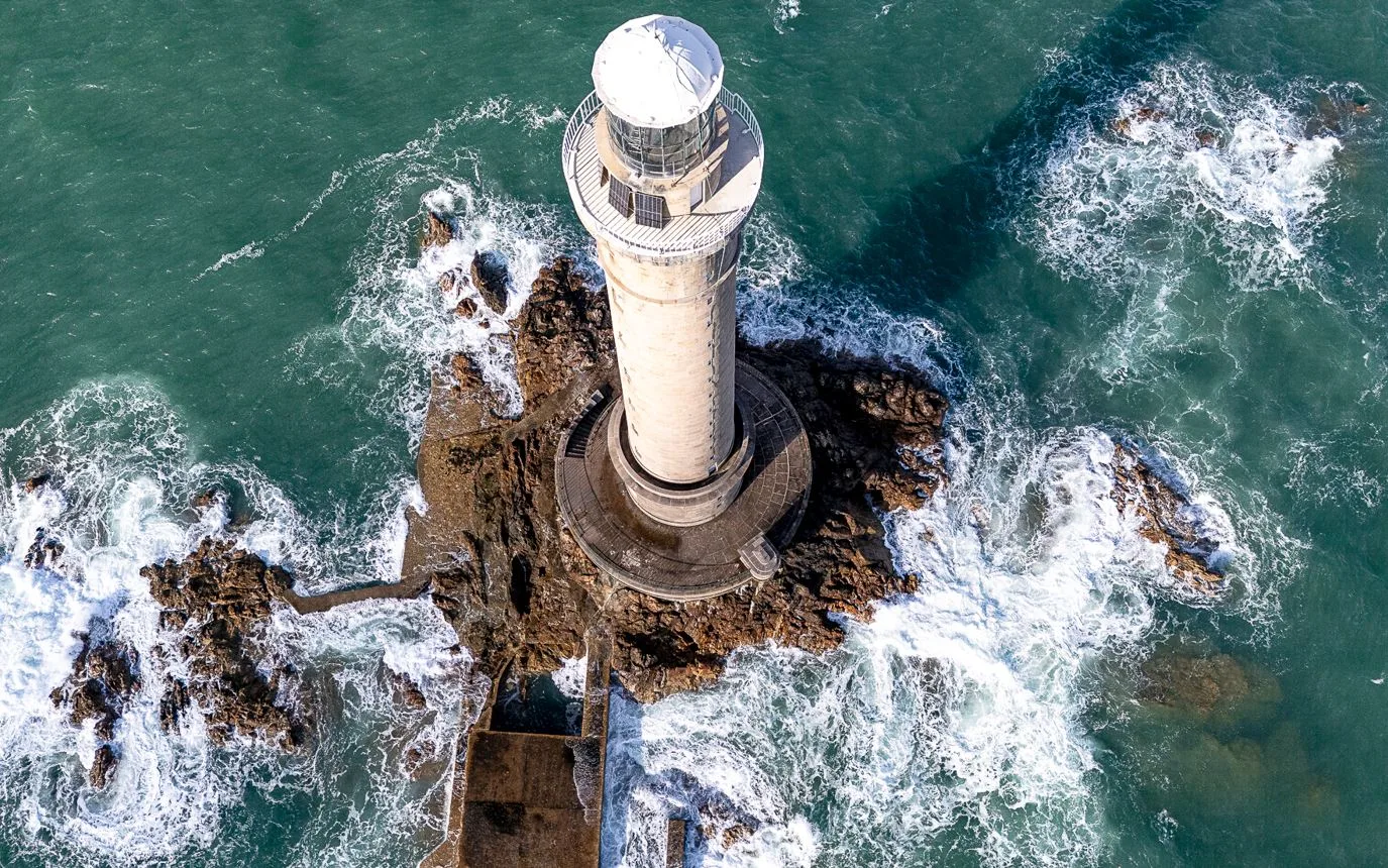 Lumière furtive : le Cotentin et ses phares